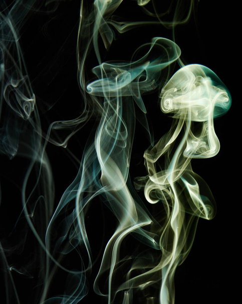 Abstractos remolinos de humo ondean de color verde sobre fondo negro. Elegante colorido fondo de pantalla curvas
 - Foto, Imagen