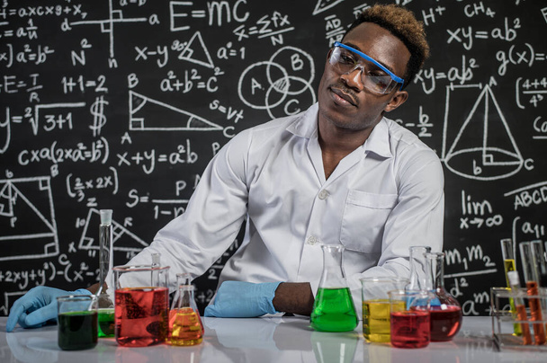 wetenschappers gebruiken het idee van chemische formules in laboratoria. - Foto, afbeelding