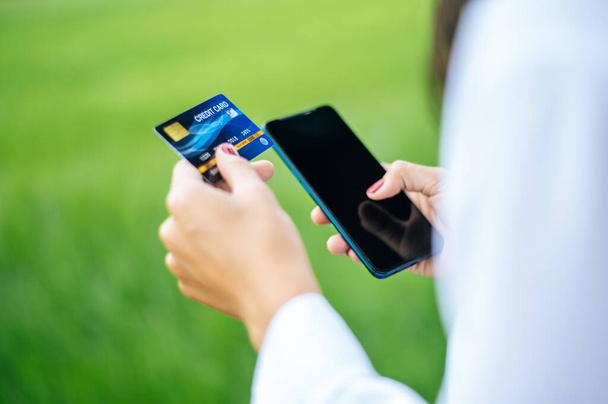 Paiement des marchandises par carte de crédit via smartphone. - Photo, image