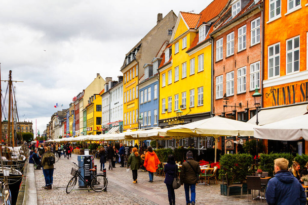 KODAŇ, DÁNSKO - 7. října 2016: Okres Nyhavn je jednou z nejznámějších památek v Kodani s typickými barevnými domy a vodními kanály. - Fotografie, Obrázek