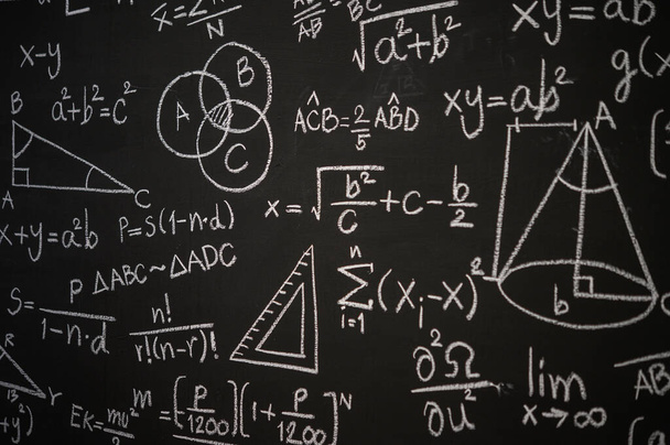 Blackboard χαραγμένο με επιστημονικούς τύπους και υπολογισμούς στη φυσική, τα μαθηματικά και τα ηλεκτρικά κυκλώματα. Επιστήμη και εκπαίδευση. - Φωτογραφία, εικόνα