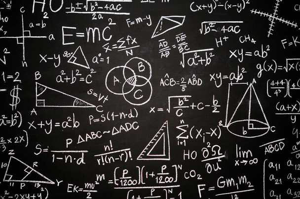 A táblán tudományos képletek és számítások szerepelnek a fizikában, matematikában és elektromos áramkörökben. Tudományos és oktatási háttér. - Fotó, kép