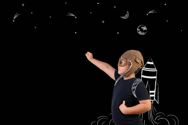 Çocuk bir süper kahraman gibi davranıyor ve bir astronot olarak oynuyor. Konsepti çiz - Fotoğraf, Görsel