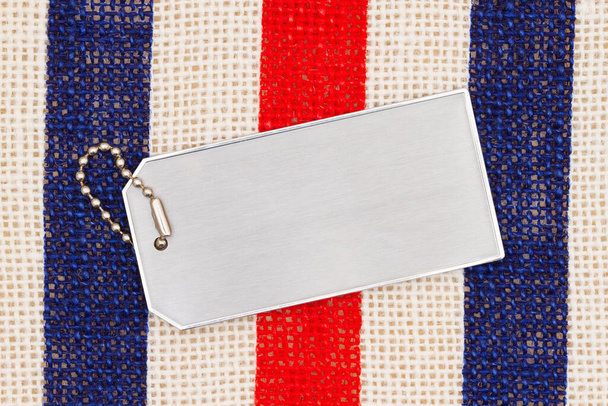 Hopea metalli ID tag punainen, valkoinen ja sininen grunge säkkikangas kuvioitu kutoa materiaalia  - Valokuva, kuva
