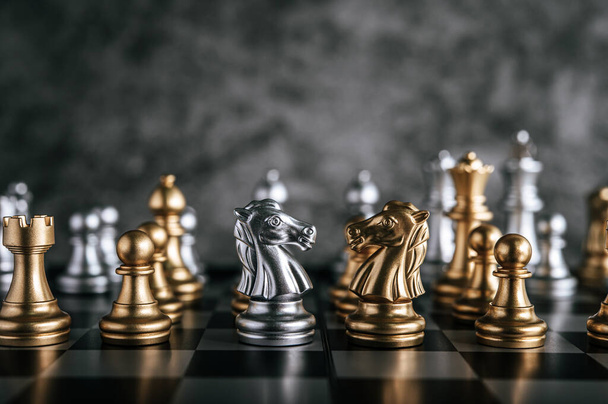 Золотые и серебряные шахматы на шахматной доске для концепции лидерства в бизнес-метафоре  - Фото, изображение