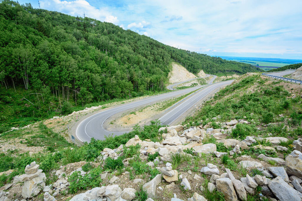 Serpentine road for cars in the rocky mountains - Φωτογραφία, εικόνα