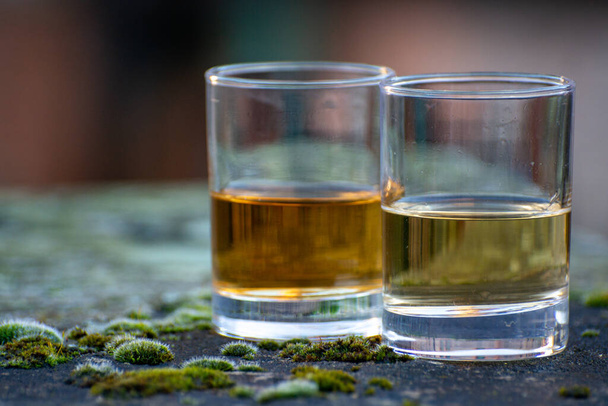 Whisky escocés de malta simple o licores de whisky mezclados en vasos con calle vieja en Edimburgo en el fondo, Escocia, Reino Unido
 - Foto, imagen