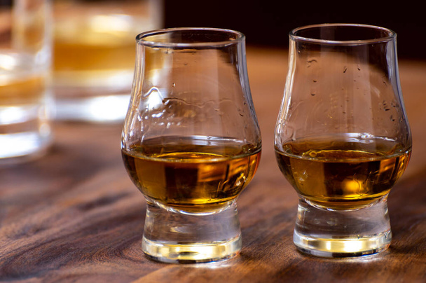 Skotská jednosladová nebo míchaná whisky ochutnávka na lihovaru ve Skotsku, Velká Británie, zblízka - Fotografie, Obrázek