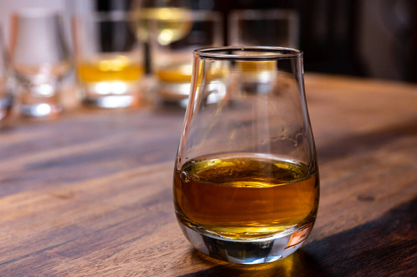 Scotch single malt or blended whisky tasting on distillery in Scotland, UK, close up - Foto, imagen