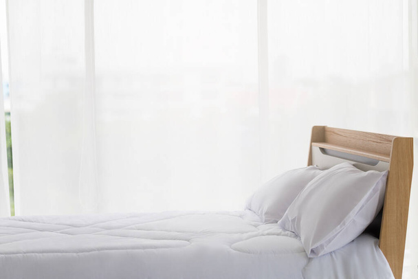 Sluit een leeg bed met kussens en deken in de slaapkamer. Intern concept. - Foto, afbeelding