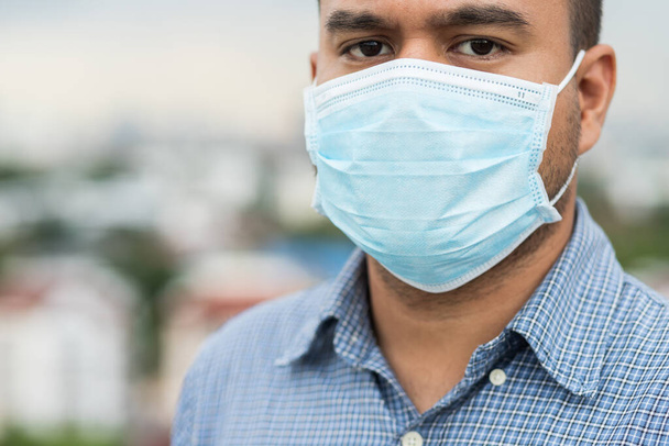 Κοντινό πλάνο νεαρός Ασιάτης που φοράει μάσκα προστασίας κατά του ιού της στέψης.. - Φωτογραφία, εικόνα