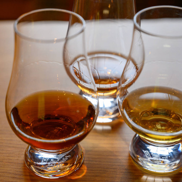 Полет шотландского виски, дегустация стаканов с различными сортами односолодового или смешанного виски во время тура по Шотландии, Великобритания - Фото, изображение