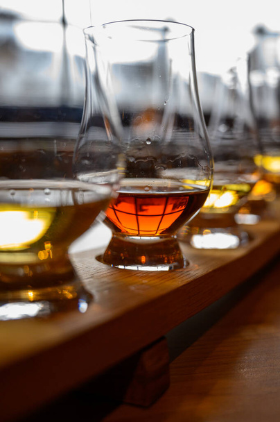 Flug von schottischem Whisky, Verkostungsgläser mit verschiedenen Single Malts oder Blended Whisky Spirituosen auf Destillerie-Tour in Schottland, Großbritannien - Foto, Bild