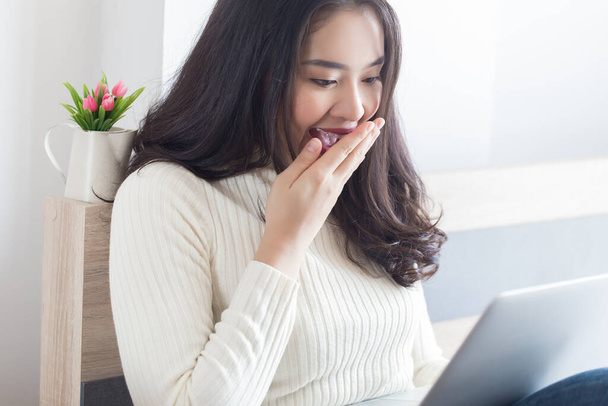 Fiatal szépség Ázsiai nő használ számítógép otthon, boldog pillanattal. - Fotó, kép