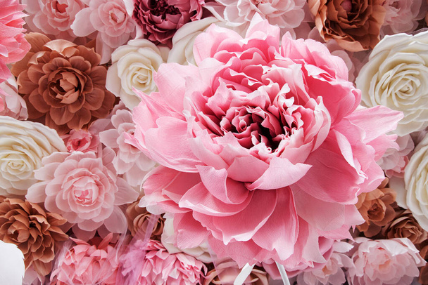 fleur est faite de papier ondulé, comme fond pour les invitations de mariage - Photo, image