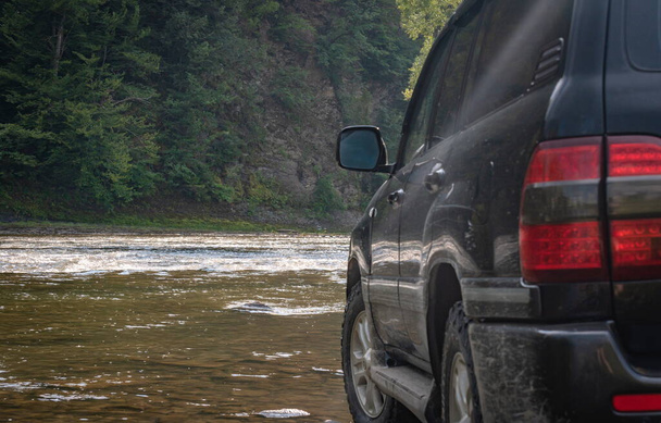 SUV travels in the summer Carpathians - Zdjęcie, obraz