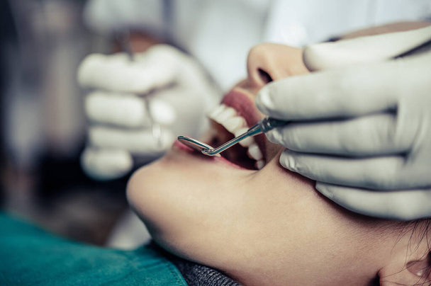 Стоматологи лікують зуби пацієнтів
. - Фото, зображення