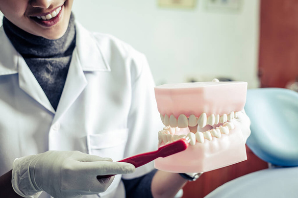 Стоматолог пояснює, як правильно чистити зуби
. - Фото, зображення