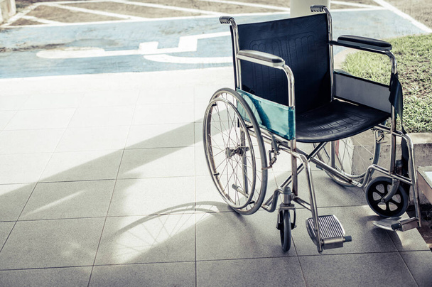 Пацієнтські інвалідні візки припарковані перед лікарнею
 - Фото, зображення