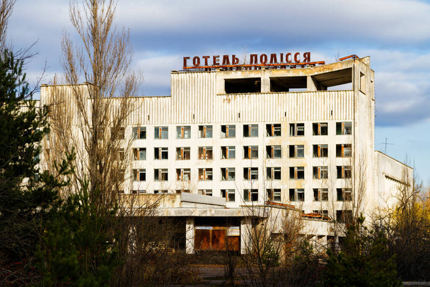 PRIPYAT, UCRÂNIA - NOVEMBRO 12, 2016: Pripyat. Cidade fantasma na Zona de Exclusão de Chernobyl. Casa abandonada. Hotel Energetik e Polissya
. - Foto, Imagem