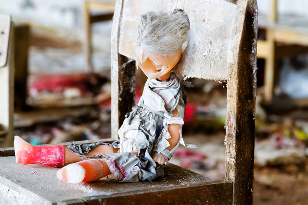 チェルノブイリとプリピャート学校と幼稚園で壊れた人形。原子力発電所の災害の後に残された。除外ゾーン,ウクライナ - 写真・画像