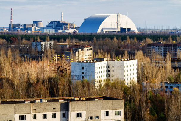 Vista desde el techo de la casa de apartamentos de 16 pisos en la ciudad de Pripyat, Chernobyl Nuclear Power Plant Zone of Alienation, Ucrania
 - Foto, Imagen