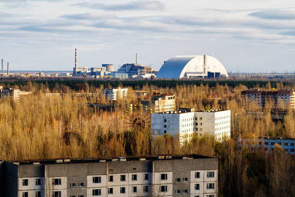 Vue depuis le toit d'un immeuble de 16 étages à Pripyat, Tchernobyl Nuclear Power Plant Zone of Alienation, Ukraine - Photo, image
