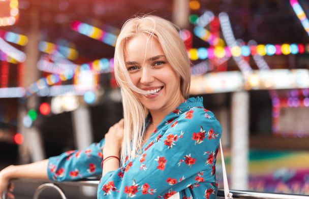 Cheerful young woman in amusement park - Foto, immagini
