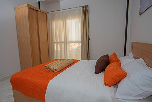 Εσωτερική διακόσμηση επίπλωση πολυτελούς show home bedroom με έπιπλα και διπλό κρεβάτι με μπαλκόνι - Φωτογραφία, εικόνα