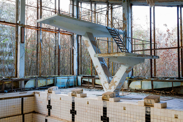 Piscina abandonada en Pripyat, zona de exclusión de Chernobyl. Ucrania
 - Foto, Imagen