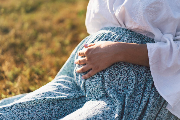 Mutlu Çekici hamile kadın dışarıda. Hamilelik ve aile kavramları - Fotoğraf, Görsel