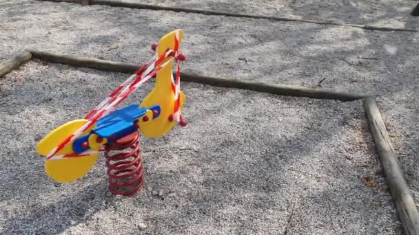 CLOSE UP: Рокировочная игрушка на детской площадке закрыта на время блокировки - Кадры, видео