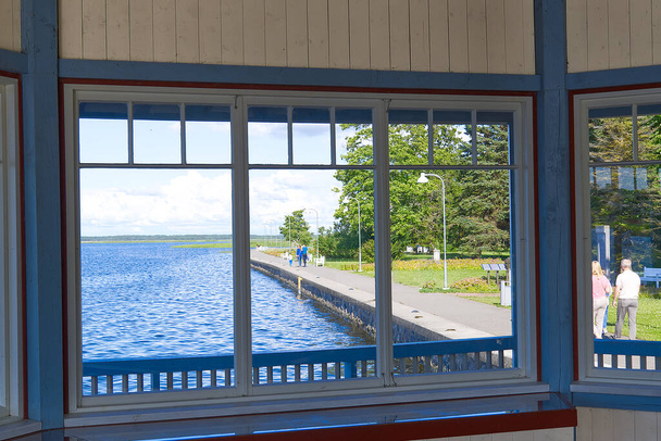 Besichtigung von Haapsalu aus dem Fenster. Die Ostseepromenade im Zentrum von Haapsalu, ein schöner Sommerblick, Estland. - Foto, Bild