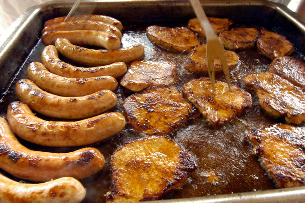 barbecue nyáron kolbásszal és olajban fűtött sertéshússal - Fotó, kép