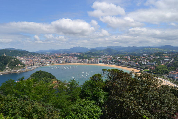 Veduta di San Sebastin situato nella regione montuosa spagnola dei Paesi Baschi. E 'noto per la spiaggia di La Concha e la spiaggia di Ondarreta, che si distinguono per la sua pittoresca passeggiata di fronte alla baia - Foto, immagini