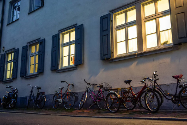 Vélos garés sur l'étroite rue médiévale avec des maisons bavaroises traditionnelles à Bamberg, Bavière, Franconie, Allemagne. Novembre 2014. Photo de haute qualité - Photo, image