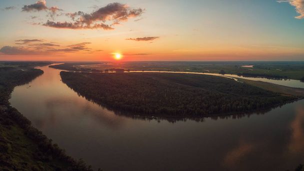 Antenni drone näkymä joelle maiseman aurinkoinen kesäilta - Valokuva, kuva