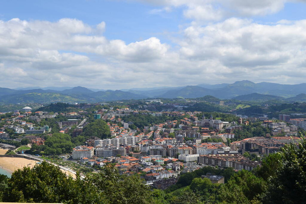 View of San Sebastin located in the mountainous Spanish region of the Basque Country.ラ・コンチャ・ビーチやオンダレッタ・ビーチで知られ、湾に面した絵のように美しい遊歩道で有名です。 - 写真・画像