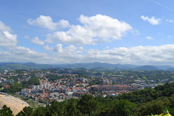 View of San Sebastin located in the mountainous Spanish region of the Basque Country.ラ・コンチャ・ビーチやオンダレッタ・ビーチで知られ、湾に面した絵のように美しい遊歩道で有名です。 - 写真・画像