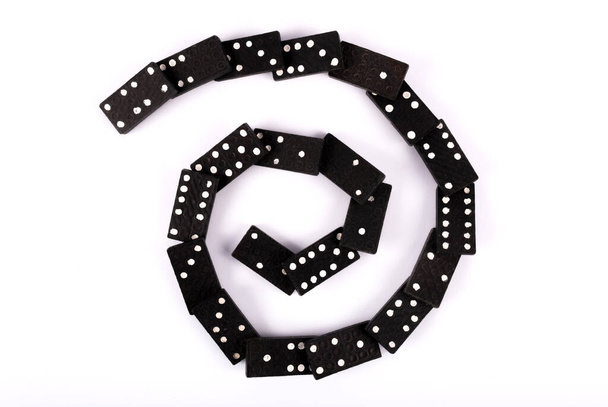 Val Domino in spiraalvorm geïsoleerd op witte achtergrond - Foto, afbeelding