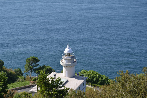 Vista de San Sebastin localizado na região montanhosa espanhola do País Basco. É conhecida pela praia de La Concha e pela praia de Ondarreta, que se destacam pelo seu pitoresco calçadão voltado para a baía
 - Foto, Imagem