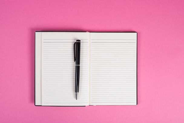 Notizen und Stift-Draufsicht auf rosa Hintergrund - Foto, Bild
