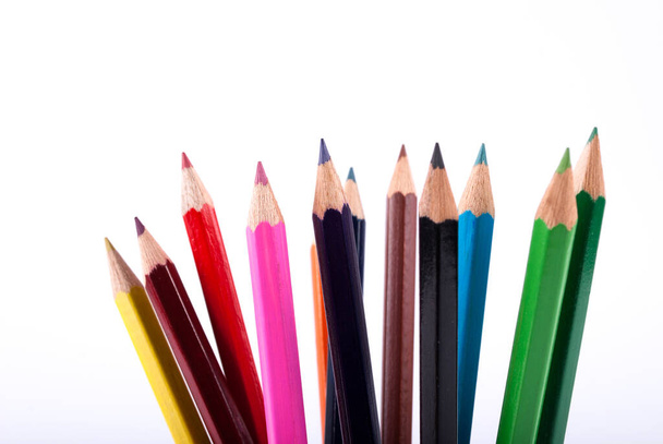 Kleurrijke houten potloden geïsoleerd op witte ondergrond, close up - Foto, afbeelding