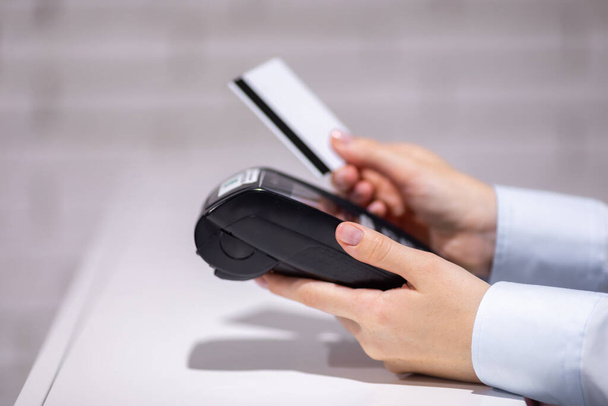 credit card with electronic payment terminal - Φωτογραφία, εικόνα