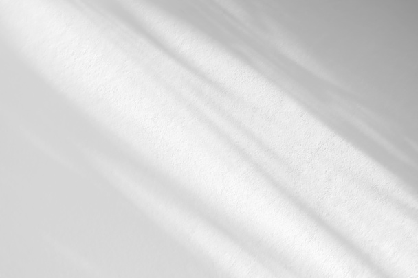 Blätter Schatten und Ast abstrakten Hintergrund. Natürliche Blätter Baumzweig dunklen Schatten und Licht von Sonnenlicht gesprenkelt auf weißem Beton Wandtextur für Hintergrundtapete und jede desig - Foto, Bild