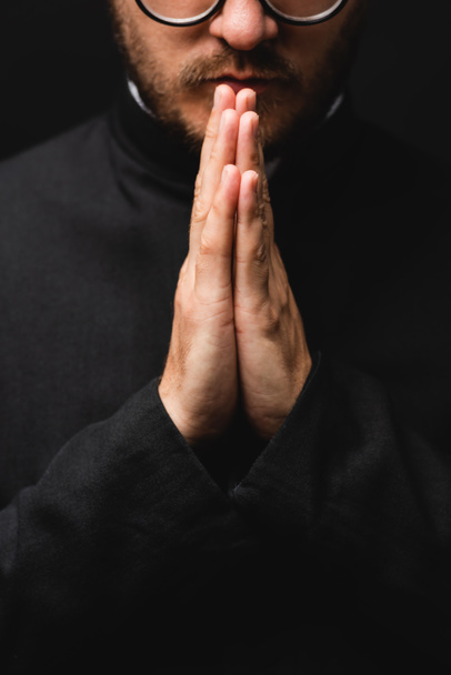 Siyah üzerine izole edilmiş dua eden elleri olan sakallı rahibin kısmi görüntüsü  - Fotoğraf, Görsel