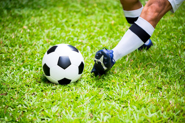サッカー選手のコントロールは、目標に緑の芝生の上でボールを撮影する。試合のためのサッカー選手トレーニング。サッカーアカデミーのサッカー選手. - 写真・画像