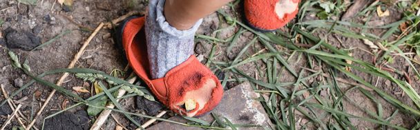 récolte panoramique de pauvre gosse debout dans des chaussures déchiré  - Photo, image