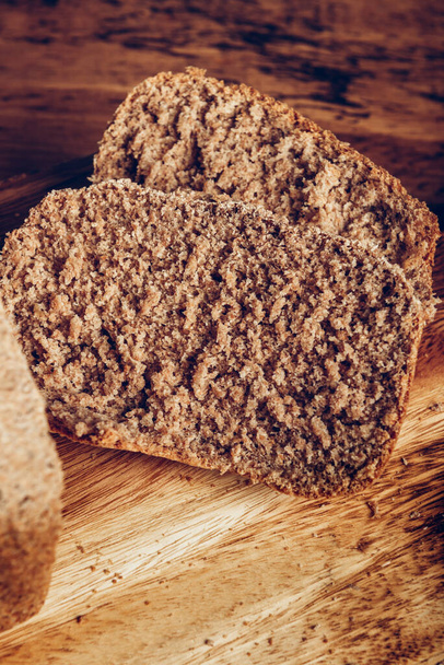 Нарезанный хлеб из цельной муки, сделанный дома
 - Фото, изображение
