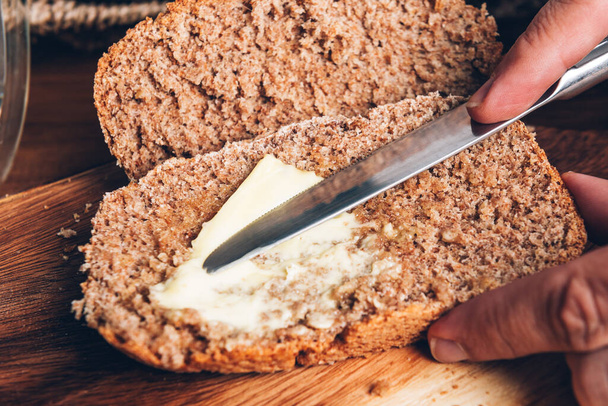 Szeletelt teljes kiőrlésű kenyér, otthon készítve - Fotó, kép